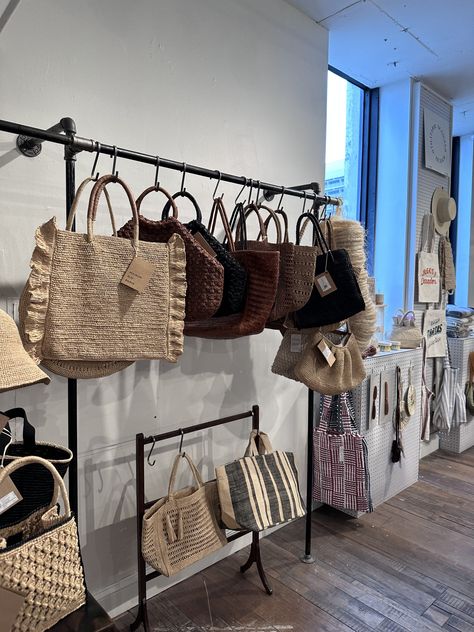 Display Purses Retail, Anthropologie Merchandising, Boutique Set Up, Handbag Displays, Textile Display, Boutique Window Displays, Boutique Store Displays, Handbag Display, Retail Store Interior