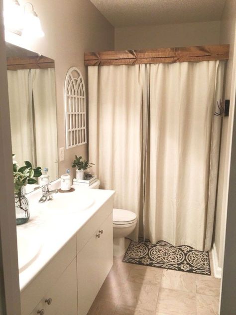 Rustic Bathroom Ideas Farmhouse, Rustic Farmhouse Bathroom Ideas, Makeover Kamar Mandi, Bathroom Window Curtains, Rustic Farmhouse Bathroom, Rustic Bathrooms, Bathroom Windows, Farmhouse Bathroom Decor, Rustic Bathroom