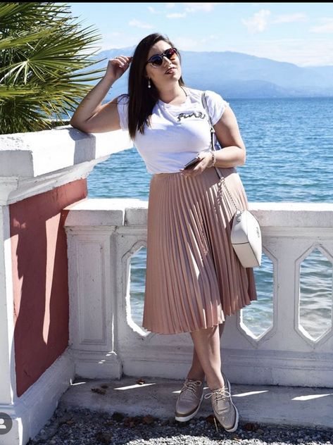 Chubby Outfits, How To Style Flares, Mid Fashion, Pleated Skirt Plus Size, Apple Body Shape Fashion, Office Outfits Women Casual, Curvy Skirt, Plus Zise, Summer Office Outfits