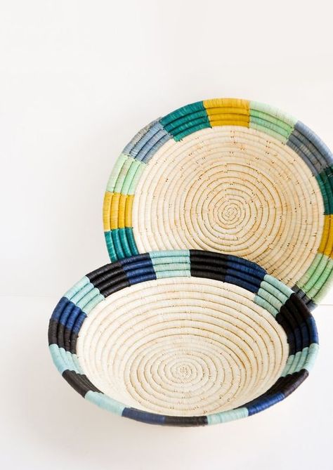 Raffia Weaving, Anthropologie Decor, Raffia Basket, Rope Bowls, Basket Weaving Diy, Coiled Fabric Basket, Colorful Baskets, Rope Baskets, Pine Needle Baskets