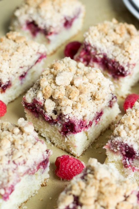 Raspberry Crumb Cake! Crumble fans rejoice because this moist and delicious cake is topped with a sweet and fruity raspberry jam (plus real raspberries) and piled high with cinnamon crumble. It's so easy to make and the perfect morning cake to go with your Valentine's Day brunch. Raspberry Crumb Cake, Raspberry Coffee Cake, Cake Crumble, Morning Cake, Crumble Cake Recipe, Raspberry Coffee Cakes, Cake Flavours, Raspberry Coffee, Valentines Recipes Desserts