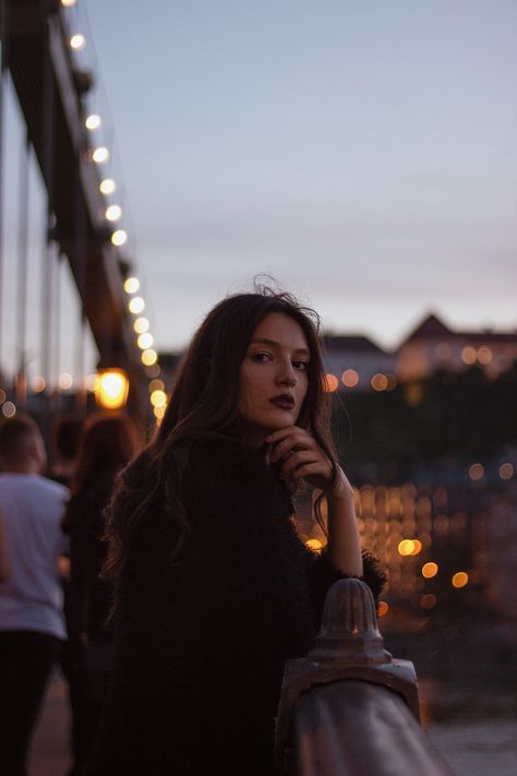 Brooklyn Bridge Portrait, Outside City Photoshoot Ideas, Night City Senior Picture Ideas, Photoshoot Ideas City Style, Outdoor City Photoshoot, Riverwalk Photoshoot, Bridge Portrait Photography, City Photo Shoot Ideas, Sunset City Photoshoot