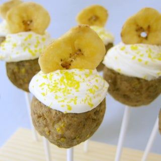 Naked Banana Cake Pops: 5 Steps (with Pictures) Banana Bread Cake Pops, Pat A Cake, Cute Cake Pops, Breakfast Charcuterie, Healthy Baked Goods, Banana Cake Recipes, Banana Bread Cake, Chocolate Banana Cake, Microwave Cake