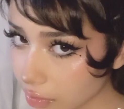 Akari Blanco Instagram, Flirtatious Cute Makeup Style, Different Eye Makeup Styles, Drawn On Bottom Lashes, Bunny Style Makeup, Dark Cute Makeup, Deltopia Aesthetic, Y2k Prom Makeup, Makeup Looks Mexican