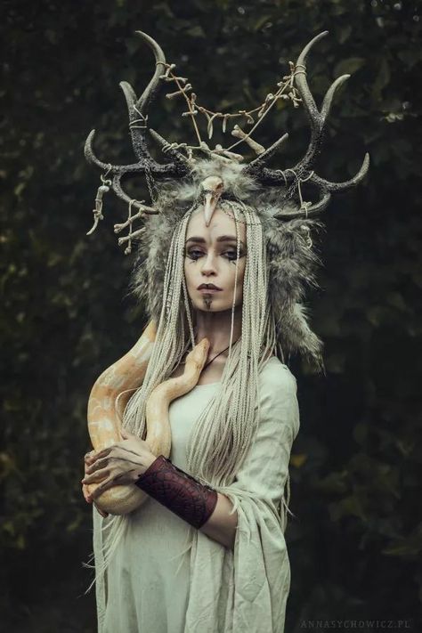 Priestess Costume, Voodoo Priestess, Goddess Costume, Pagan Witch, Winter Photoshoot, Arte Cyberpunk, Witch Costume, Viking Warrior, Dark Gothic