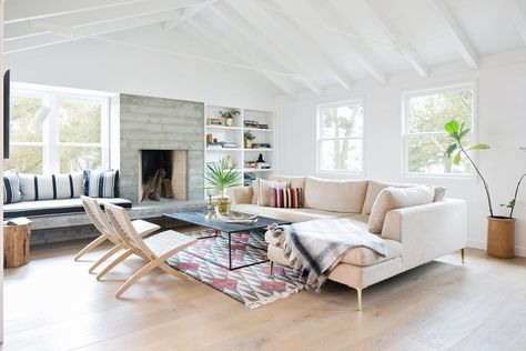 This remodeled and extended ranch house in Del Mar is a modern farmhouse-meets-beach shack. Ranch Style Home Interior, Farmhouse Interior Design Living Room, California Ranch House, 1950s California, Interior Design Living Room Modern, Ranch House Remodel, Ranch Remodel, California Ranch, Modern Farmhouse Bedroom