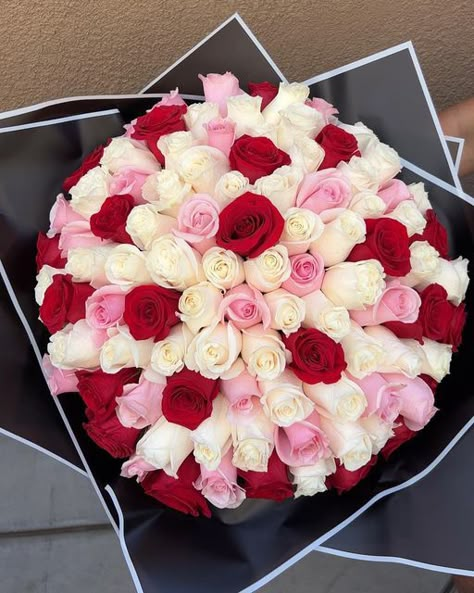 Carnations And Roses Bouquet, 100 Roses Bouquet Aesthetic, Pink Roses Bouquet Gift Birthday, Biggest Bouquet Of Roses, Big Bouquet Of Roses Birthday, Pink Roses Bouquet Valentines, Money Flowers, Luxury Flower Bouquets, Flower Gift Ideas