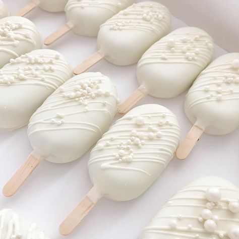 Pearl Cupcakes, Popsicles Cake, Pearl Bridal Shower, White Cake Pops, White Chocolate Covered, Cake Pop Designs, Cloud Cake, Wedding Cake Pops, Wedding Chocolate