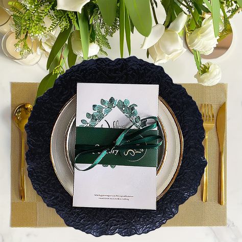 Green And Black Table Decor, Black Table Decor, Black Charger Plates, Wedding Dinner Plates, Black Charger, Disposable Plastic Plates, Plastic Dinnerware, Gold And Green, Black Table