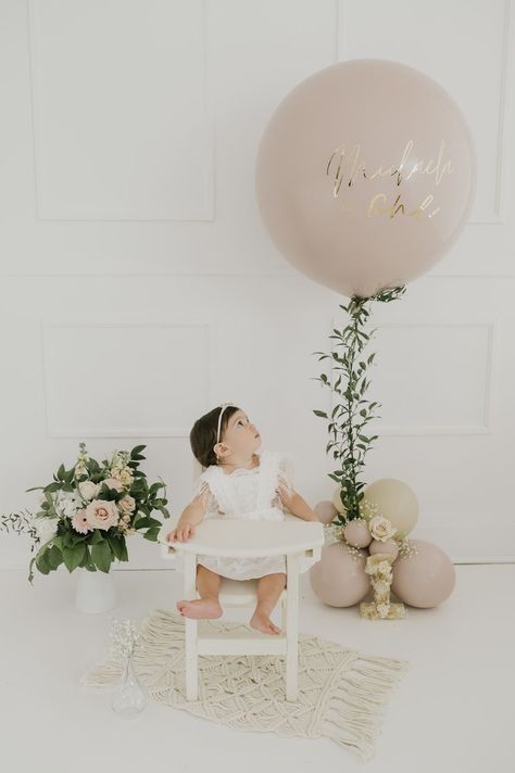 Smash Cake Girl Ideas, Boho 1st Birthday Photoshoot, First Birthday Photo Shoot Ideas Studio, Boho First Birthday Photoshoot, Babygirl First Birthday, 1st Bday Photoshoot, Boho Floral Cake, First Birthday Cake Smash Photoshoot, Simple Cake Smash