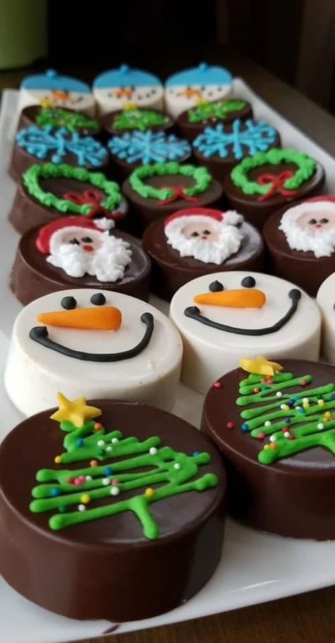 Cake Pucks, Christmas Cookie Cake, Xmas Desserts, Christmas Cake Pops, Chocolate Covered Treats, Covered Oreos, Xmas Cake, Christmas Sugar Cookies, Chocolate Covered Oreos