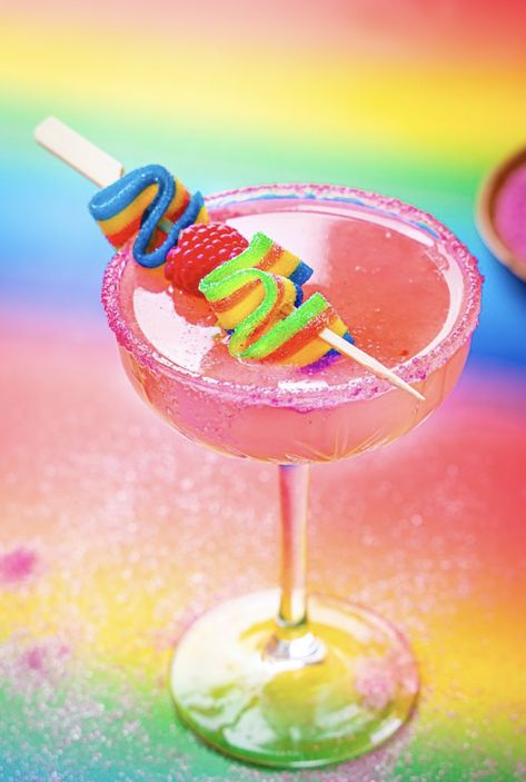 Cocktail With Candy, Carnival Themed Cocktails, Pretty Party Drinks, Pride Party Food, Cocktail Decoration Ideas, Cocktail Theme Party Ideas, Unusual Cocktails, Rainbow Cocktails, Pride Drinks