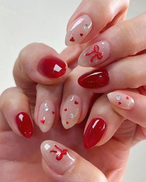 Christmas Nails Jewels, Short Almond Christmas Nails Winter, Christmas Acrylics Red, Cute Red Nails For Prom, Jelly Christmas Nails, Oval Shaped Christmas Nails, Christmas Nails With French Tip, Nails Red Design Ideas, Red Nails With Gems Rhinestones