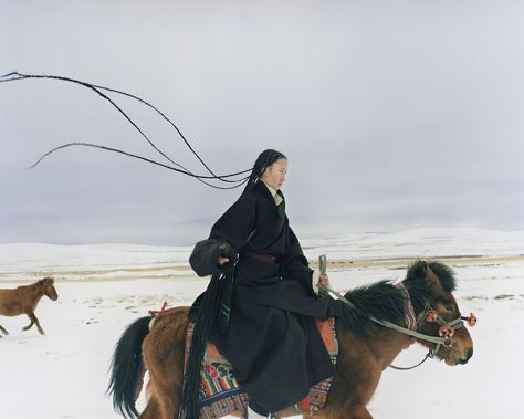 How This Tibetan Community Is Modernizing a Centuries-Old Braiding Tradition | Vogue Tibetan Buddhism, 인물 사진, Pics Art, Video Photography, Art Reference Photos, Tibet, Pose Reference, Buddhism, Traditional Style