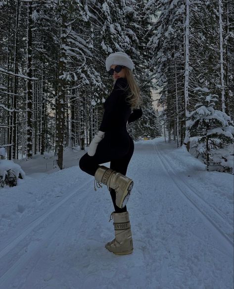 Winter Senior Pictures, Ski Fits, Snow Fits, Lake Tahoe Winter, Ski Trip Outfit, Latest Winter Fashion, Winter Outfits Snow, Snow Photoshoot, Trendy Coat