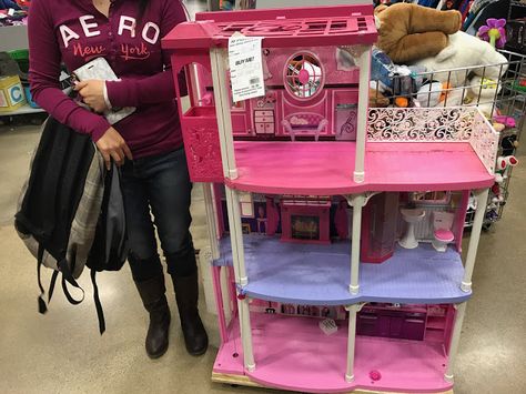 Barbie Townhouse, Games Pictures, Pink Tub, Diy Barbie House, House Slide, Lighting Diy, Exploding Kittens, Barbie Diorama, Diy Barbie Furniture