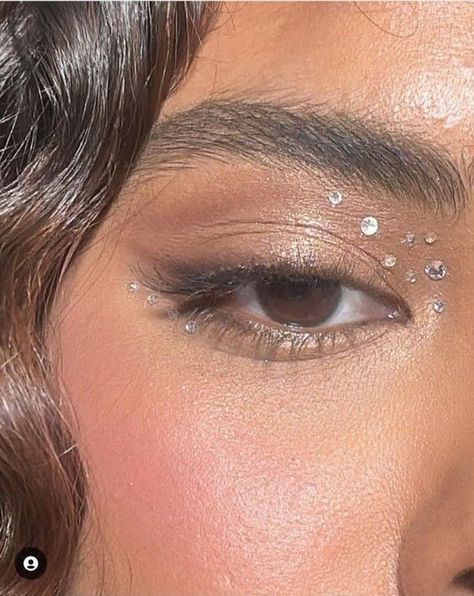 EUPHORIA MAKUP LOOKS & INSPO | RHINESTONE MAKEUP Gem Makeup, Concert Makeup, Sparkly Makeup, Rhinestone Makeup, Prom Eye Makeup, Fest Outfits, Rave Makeup, Smink Inspiration, Festival Makeup