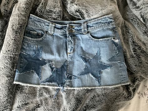 Demin Mini Skirt Y2k, Diy Jean Skirt Design, Y2k Denim Skirt Outfit Aesthetic, Mini Y2k Skirt, Cute Y2k Skirts, Star Jean Skirt, Star Mini Skirt, Star Skirt Y2k, Early 2000s Mini Skirt Outfit