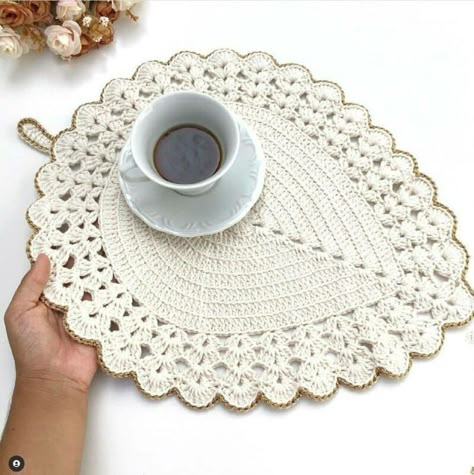 PATRÓN GRATIS Elegante Servilleta en Forma Hoja a Crochet para Bandejas Valentine's Day Crochet, Crochet Placemat Patterns, Crochet Mat, Crochet Leaf Patterns, Easy Crochet Stitches, Placemats Patterns, Valentines Crochet, Crochet Leaves, Day Outfits