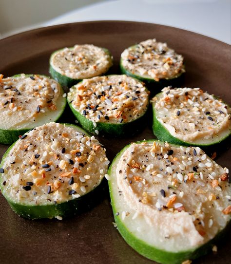 Cucumber With Hummus, Healthy Snacks With Hummus, Hummus Bagel, Cucumber And Hummus, Hummus And Cucumber, Cucumber Snack, Hummus Cucumber, Cucumber Hummus, Hummus Snack