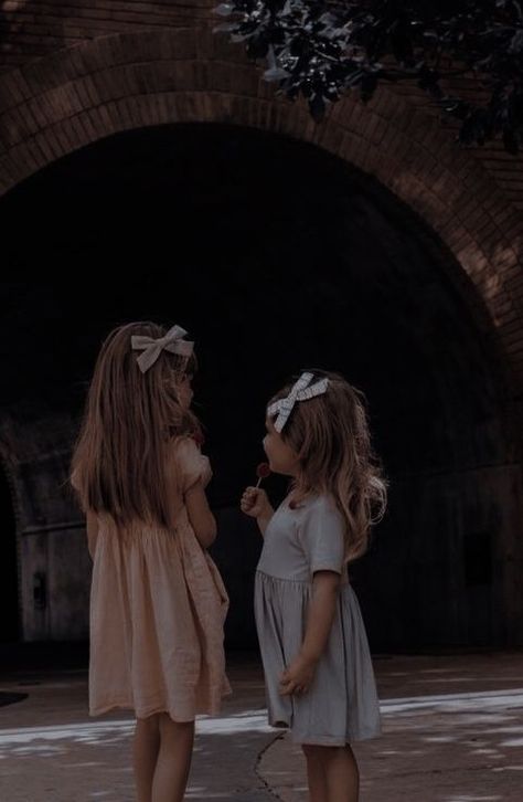 Baby Astethic, Big Sister Little Sister Aesthetic, Big Sister Aesthetic, Cute Sister Pictures, Little Sister Aesthetic, Daughter Aesthetic, Eiffel Tower Photography, Sisters Photoshoot Poses, Family Cute