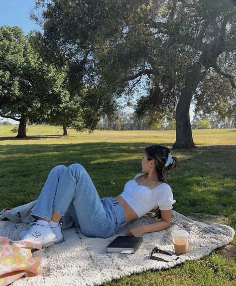 Picnic Outfit Ideas Casual Jeans, Ethereal Aesthetic Outfits, Picnic Outfit Summer, Picnic Outfit, Fits Aesthetic, Summer Vacation Outfits, Aesthetic Outfit Ideas, Days Like This, Easy Trendy Outfits