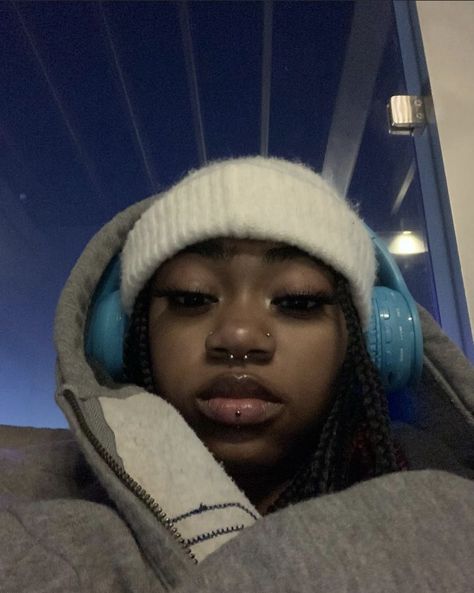 Ashley Piercing, Cute Nose Piercings, Wearing Headphones, Face Piercings, Facial Piercings, Cute Piercings, Cute Selfie Ideas, Pretty Selfies, Black Is Beautiful