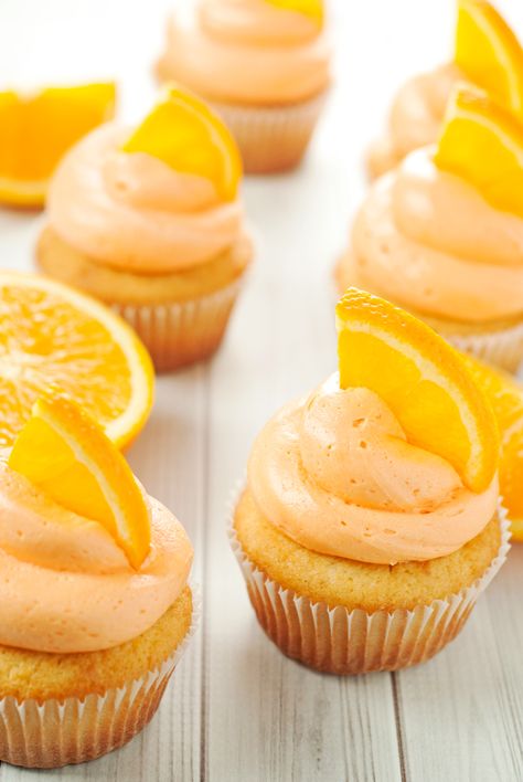 Orange Creamsicle Cupcakes with Vanilla Buttercream Frosting  - moist and spongy, and oh so flavorful. Topped with a decadent buttercream and a fresh slice of orange Orange Creamsicle Cupcakes, Orange Dessert, Orange Buttercream, Orange Cupcakes, Simple Pantry, Yogurt Flavors, Orange Creamsicle, Cupcake Ideas, Köstliche Desserts