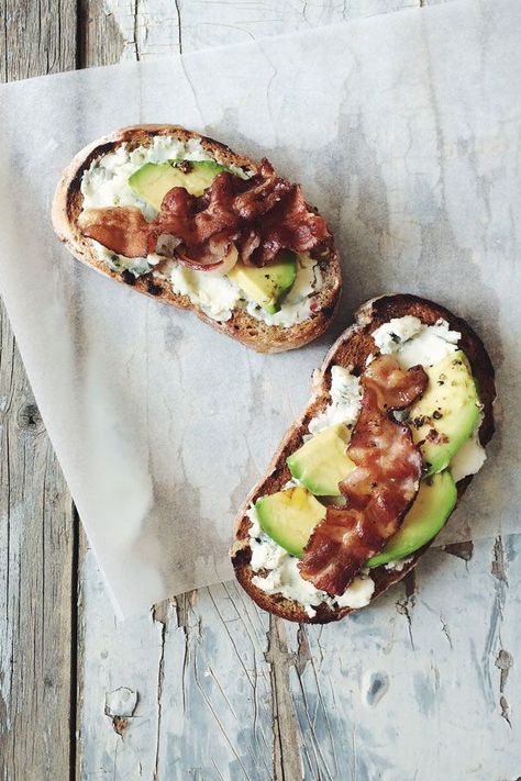 Youve+Never+Tried+These+Avocado+Toast+Hacks+Before+#refinery29+https://www.refinery29.com/avocado-toast-toppings#slide-3 Avocado Dessert, Avocado Toast Recipe, Bacon Avocado, Toast Toppings, Dinner Appetizers, Chapati, Idee Pasto Sano, Avocado Recipes, Toast Recipes