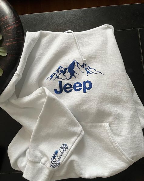 Jeep Sweatshirt, Jeep Hoodie, Cute Preppy Outfits, Cute Sweatshirts, Cute Everyday Outfits, Preppy Outfits, Dream Clothes, Colorful Hoodies, Outfits Casuales