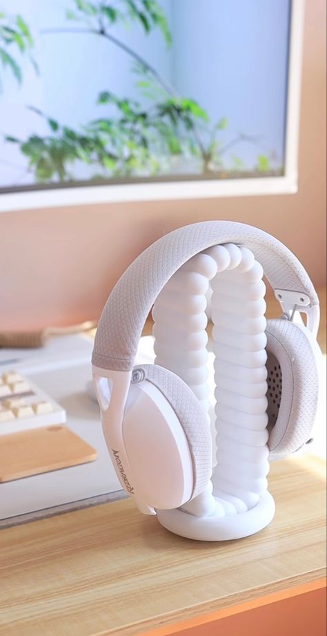 White Gaming Headset, Cute Gaming Headset, Gamer Headphones, Milk Aesthetic, Headset Gaming, Headphones Aesthetic, Pc Build, Latest Tech Gadgets, Gaming Setups