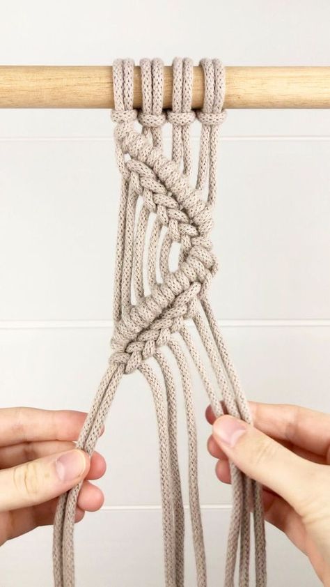 Macrame Wall Hanging Tutorial, Half Hitch Knot, Macrame Tutorials, Braided Pattern, Simple Macrame, Macrame Knots Pattern, Braid Patterns, Diy Bracelets Easy, Macrame Knot