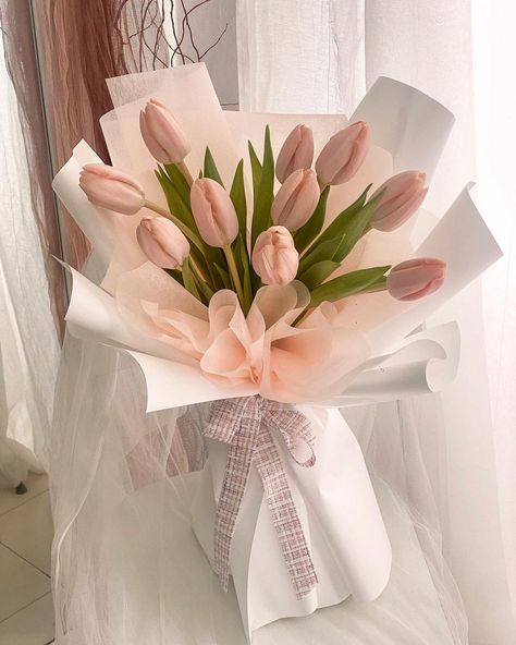 Tulips Jar Flowers, Tulips Bouquet, Flower Boquet, Prettiest Bouquet, Tulip Bouquet, Angel Aesthetic, Nothing But Flowers, Birthday Flowers, Love Flowers