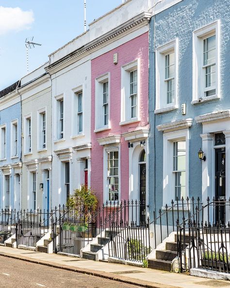 A row of colorful houses in Kensington, London. Click through for more pictures on A Lady in London’s Instagram.   #london #kensington #houses Brighton Houses Exterior, Colorful Row Houses, London Row Houses, Colorful Townhouses, Houses In A Row, Houses In The City, Houses In London, Row Of Houses, British Houses