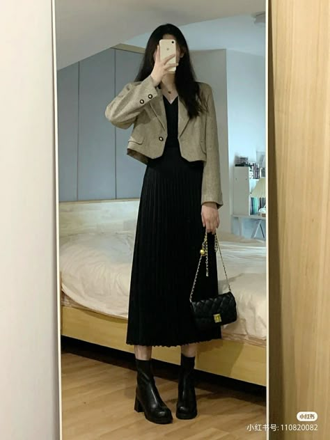 Professional Outfits Women Korean, Work Dress Outfits Women, Semi Formal Korean Outfit, Korean Long Skirt Outfits, Chinese Outfits Fashion, Korean Formal Outfit, Long Silk Skirt, Outfit Korean Style, Simple Style Outfits