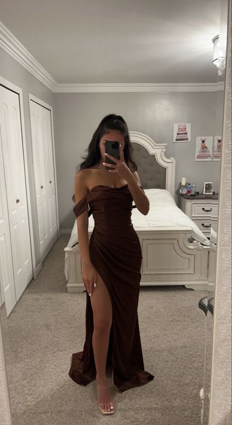 Gown Off Shoulder, Classy Prom, Sorry For The Inconvenience, Classy Prom Dresses, Stunning Prom Dresses, Looks Party, Prom Dress Inspiration, Cute Prom Dresses, Pretty Prom Dresses