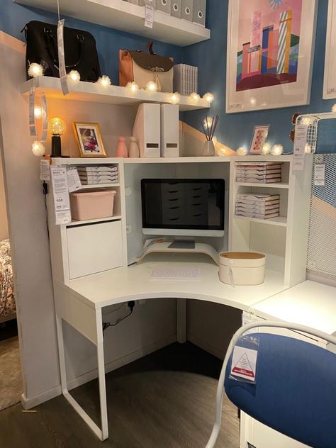 Ikea Curved Desk, Micke Corner Desk Aesthetic, Ikea Corner Desk Ideas, Ikea Micke Corner Desk, Corner Desk Vanity, Ikea Corner Desk, Bedroom Layouts For Small Rooms, Ikea Micke, Corner Workstation