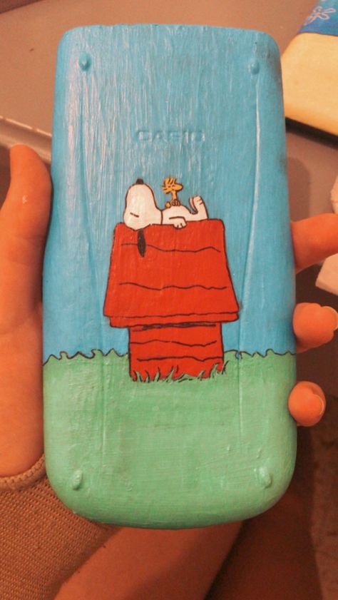 Calculator acrylic painting Snoopy Painting Ideas On Notebook Cover, Calculator Painting Aesthetic, Painting On Calculator, Painted Calculator Cover Ideas, Calculator Drawing Ideas, Calculator Painting Ideas, Lighter Paintings Ideas, Painted Calculator, Snoopy Painting