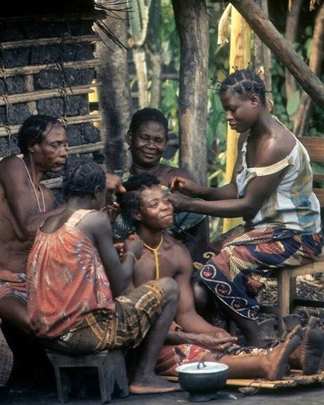 Comment if you know whats going on in this pic. African Hair History, Circle Ideas, Sister Circle, African Life, Cultural Awareness, Black Photography, Afrocentric Art, African People, We Are The World