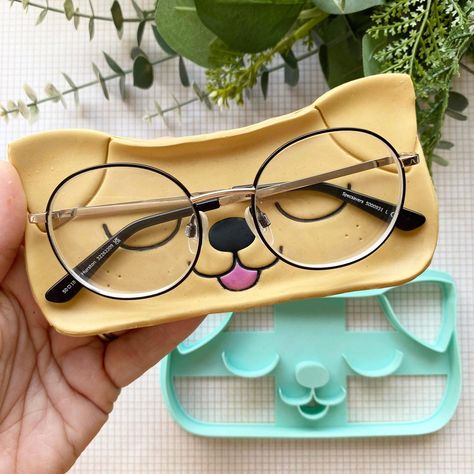 Hey, dog lovers! 🐶 How cute is this guy?! #polymerclay #polymerclaycreations #handmade #handmadegifts #glasseslife #polymerclayartist #clayartist Polymer Clay Office Decor, Cute Clay Tray Ideas, Pottery Glasses Holder, Habitacion Aesthetic, Polymer Clay Designs, Dog Glasses, Diy Fimo, Pottery Inspo, Dog With Glasses