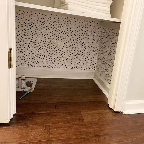 Amazing before and after linen closet makeover + helpful organization tips! Deep Linen Closet Makeover, Linen Closet Before And After, Linen Closet Renovation, Update Linen Closet, Linen Closet No Door, Linen Closet Makeover Ideas, Linen Closet Makeover Hallways, Closet Floor Organization, Built In Linen Closet Hallway