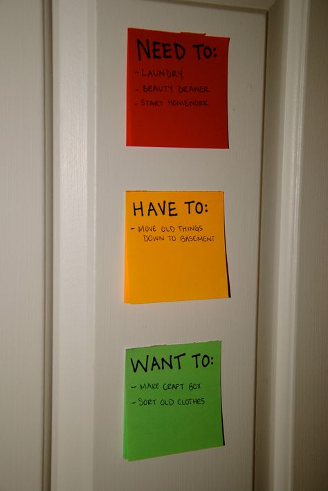 Organizing your to-do list, use Priority Post It Notes: as easy as slapping sticky notes on a wall, board, or the back of a door. The color of the paper represents the urgency of completing the task! Notes On Sticky Notes, Study Sticky Notes, To Do List Post It, Post It Notes Wall, Post It Notes Aesthetic Wall, Ways To Use Sticky Notes, Things To Do On Sticky Notes, Sticky Notes Wall Decor Ideas, Sticky Notes Aesthetic Room Decor