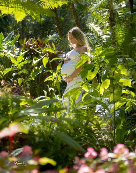 Green Maternity Shoot, Garden Maternity Shoot Photo Ideas, Garden Maternity Photos, Maternity Photo Shoot Garden, Maternity Pictures Garden, Botanical Maternity Shoot, Greenhouse Maternity Shoot, Garden Maternity Photoshoot, Maternity Shoot With Plants