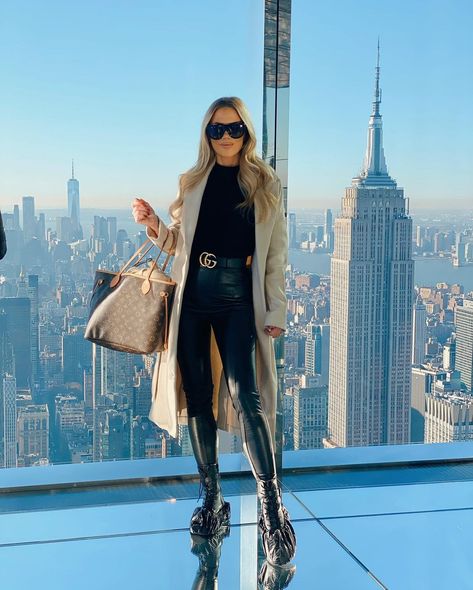 Paulina Kuczynska on Instagram: “Wearing my brand new Yeezy 2023 😂😂👌🏽 Highly recommend😂❤️ . . #onevanderbilt #newyork #newyorklife #empirestatebuilding #polishgirl…” Empire State Building Outfit, New York Street Style, New York Life, Visit New York, Nyc Fashion, Polish Girls, Empire State, Empire State Building, Outfit Of The Day