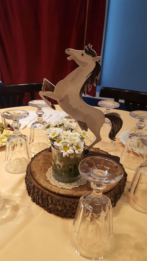 Centro de mesa caballos 50th Cowboy Birthday Party, Cowboy Centerpiece Ideas, Western Theme Party Decorating Ideas, Cowboy Birthday Party Decorations, Horse Theme Birthday Party, Quince Centerpieces, Cowboy Party Decorations, Country Birthday Party, Cowboy Themed Birthday Party