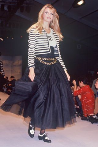 cf1f78fe923afe05f7597da2be7a3da8 Gonna In Tulle, Moda Chanel, 90s Runway, Chanel Runway, Original Supermodels, Mode Chanel, Claudia Schiffer, Chanel Vintage, Chanel Fashion