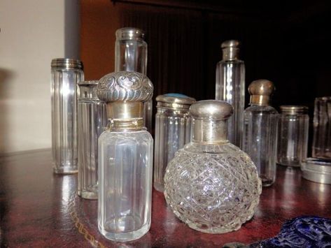 Old Bottle Ideas, Old Perfume Bottles Repurpose, Perfume Bottle Upcycle Ideas, Old Perfume Bottles Aesthetic, Old Perfume Bottles Vintage, Empty Perfume Bottles, Upcycle Vintage, Old Parfum Bottles, Elegant Candle Holders