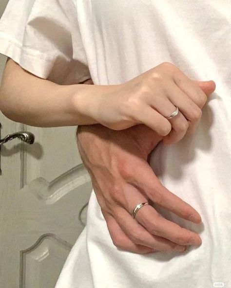 Hand Comparison Cute, Gay Size Difference, Size Difference Couple Aesthetic, Pretty Female Hands, Hand Size Difference Couple, Lowkey Couple, Hand Comparison, Hand Placement, Kim Min-kyu