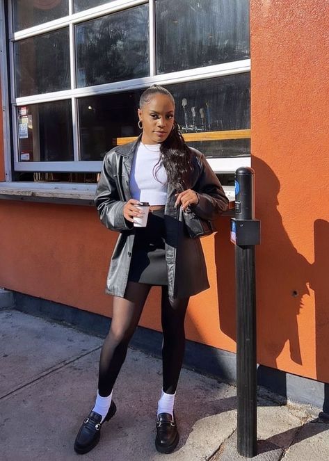 Outfits With Loafers Black Women, Toronto Outfits Fall, London Outfits Black Women, Loafer Outfit Black Women, Grunge Preppy Outfits, Friends Birthday Dinner Outfit Ideas, Art Gallery Date Outfit, Casual Night Out Outfit Winter, Night Out Outfit Winter