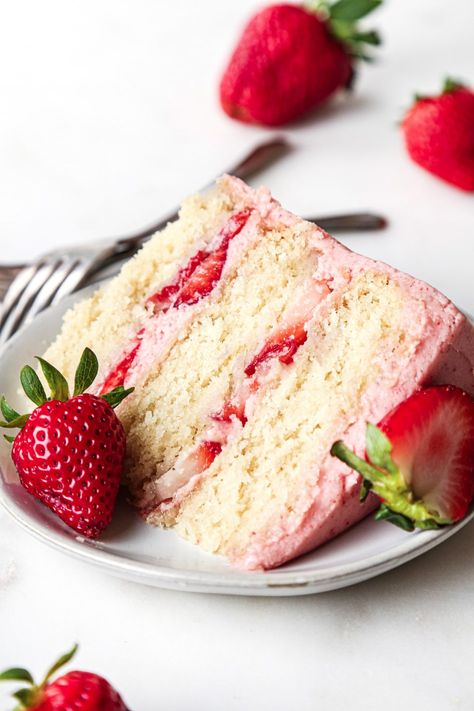 Dairy Free Vanilla Cake, Champagne Cake Recipe, Strawberries And Champagne, Strawberries Cake, Vegan Vanilla Cake, Gluten Free Vanilla Cake, Strawberry Gluten Free, Strawberry Vanilla Cake, Strawberry Cake Filling